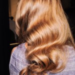 Un peinado de fiesta, una fiesta con ondas.